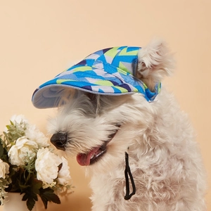 Dettaglio cappellino da baseball per cani con motivo geometrico blu e cinturino