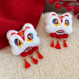 Détail des pinces à cheveux lion blanc floqué avec pompons rouges pour le Nouvel An
