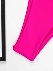 Dettaglio del tessuto rosa acceso ad alta elasticità e cuciture precise del bikini