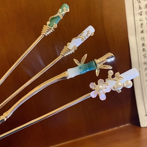 Vue détaillée d'épingles à cheveux chinoises avec motifs floraux et glands élégants