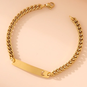 Detail eines 18K vergoldeten Panzerarmbands mit Sichelmond-Ausschnitt-Plakette