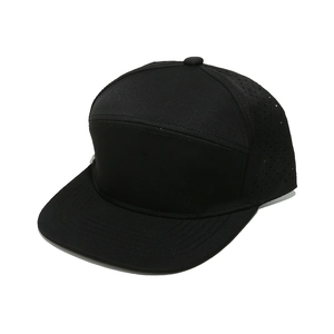 Vista detallada de gorra snapback negra con agujeros de ventilación cortados con láser
