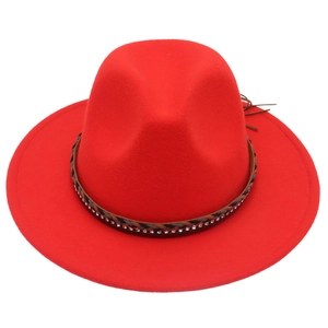 Dettaglio di fedora in lana rossa con fascia intrecciata e strass scintillanti