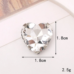Macro di cristallo a cuore da 1,8cm con montatura in metallo a 4 griffe e peso di 2,5g