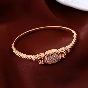 Eleganter 18 Karat vergoldeter Seilmuster-Armreif mit Zirkonia-Rechteck auf Seidenhintergrund