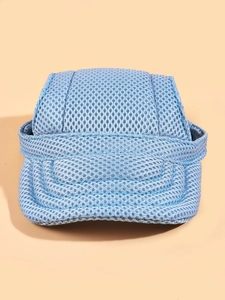 Dettaglio cappellino blu per cani in tessuto a rete traspirante con fori per orecchie