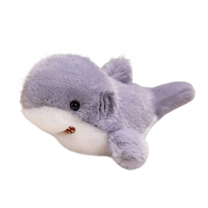 Peluche de requin violet en fourrure douce avec ventre blanc sur fond blanc pur