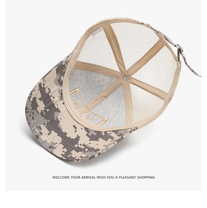 Vista macro de la gorra trucker de camuflaje digital con malla transpirable y correa ajustable