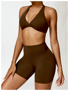 Détail de l'ensemble short de yoga taille haute et soutien-gorge de sport café brun