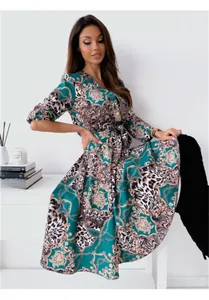 Detail von smaragdgrünem V-Ausschnitt Kleid mit Leoparden- und Barockketten-Druck auf Satin
