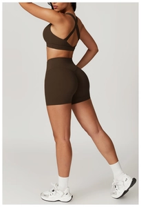 Dettaglio degli shorts da yoga a vita alta con effetto push-up e reggiseno sportivo
