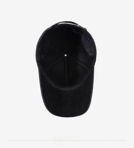Dettaglio del rivestimento interno rinforzato e fibbia in metallo di un cappello di lana nero