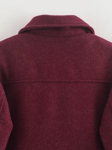 Detailaufnahme der dunkelroten Tweed-Jacke mit Fokus auf Textur und Naht am Kragenbereich