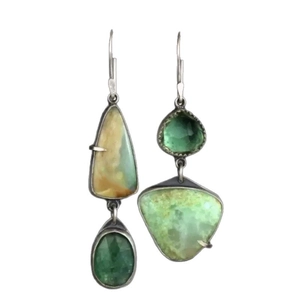 Boucles d'oreilles pendantes asymétriques en pierres vertes au fini argent vieilli