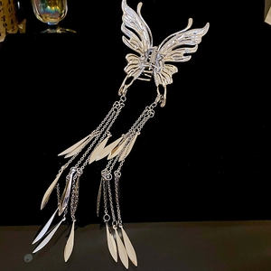 Pince à cheveux papillon argentée avec longs pompons et pendentifs feuilles sur fond noir