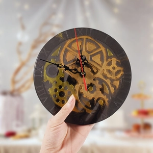 Vista detallada del reloj steampunk hecho a mano con números romanos y resina epoxi