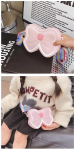Détail du sac papillon en silicone rose pour filles avec bandoulière arc-en-ciel