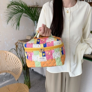 Quilted floral patch cotton makeup bag with handle for large capacity storage