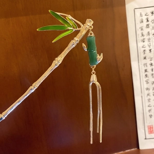 Détail d'un pic à cheveux chinois avec feuilles en émail et pampille en bambou vert