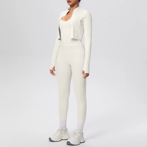 Dettaglio completo del set yoga con leggings a vita alta e giacca con fori per i pollici
