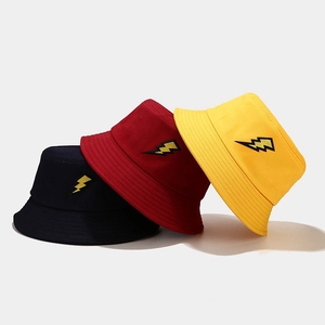 Bobs classiques en coton bleu marine, rouge et jaune avec broderie éclair tendance