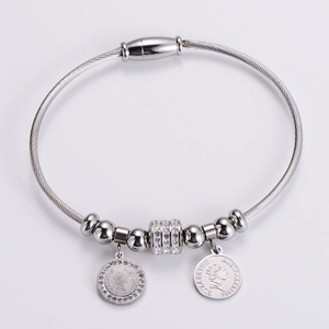 Silbernes Stahlkabel-Armband mit Elizabeth-Münzanhängern und funkelnden Strasssteinen
