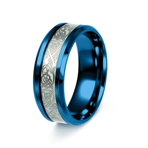 Détail d'une bague en titane bleu brossé avec motif de nœud celtique argenté incrusté
