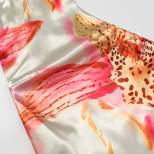 Robe moulante dos nu à imprimé chic en satin soyeux pour les vacances à la plage