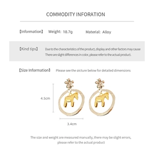 Detailed spec sheet showing a gold hollow horse pendant earring with dimensions 4.5x3.4cm