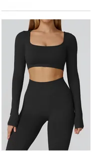 Détail de l'ensemble de yoga noir sans couture avec haut à col carré et legging serré