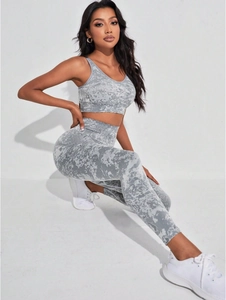 Detail eines grauem Camouflage-Fitness-Sets mit Sport-BH und hoch taillierten Leggings
