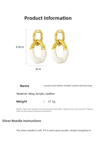 Détail de la texture cuir plissé sur boucles d'oreilles ovales avec anneaux dorés