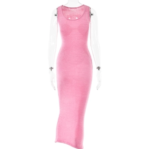 Détail de robe longue rose sans manches en maille avec nœud au col et coupe ajustée