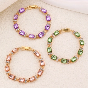 Elegante bracciale placcato oro con cristalli rettangolari colorati e pavé di diamanti