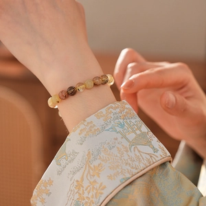 Vue détaillée du bracelet en quartz rutilé coloré sur un modèle au style oriental