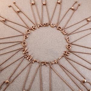 Bracelet Lettre Initiale Or Rose Acier Inoxydable 316L Coulissant Bolo Ajustable Chaîne Boîte Texture Bambou Bijoux