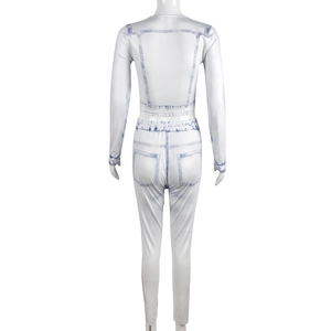 Vue arrière de l'ensemble deux pièces blanc avec imprimé denim bleu sur le haut et le pantalon