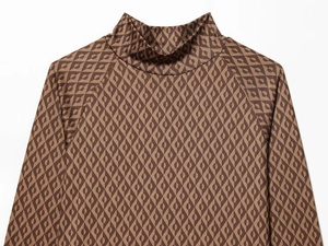 Gros plan d'un haut thermique marron à manches longues avec motifs géométriques