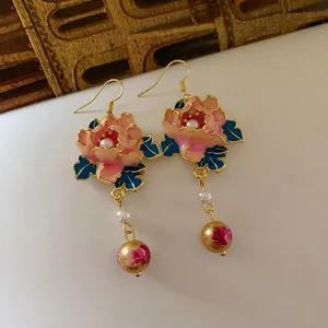 Vintage-Ohrhänger mit rosa Pfingstrosen, Perlen und bedruckten Rosenperlen