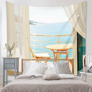 Détail d'une tapisserie murale vue sur mer méditerranée au-dessus d'un lit douillet