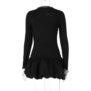 Détails du bord à volants et du tissu texturé d'une robe noire à manches longues chic