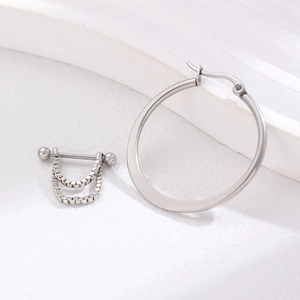 Poliertes Silber-Ohrring-Set mit Kette und Manschette auf weißem Display