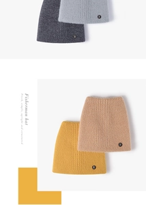 Détails de texture tricotée et badge métallique R sur des bonnets d'hiver colorés