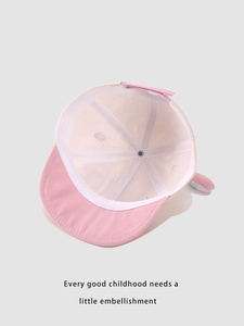 Detail der Innenseite der rosa Baby-Baumwollmütze mit atmungsaktivem Stoff und Verschluss