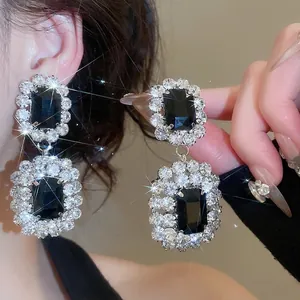 Luxus Vintage Palast Stil Schwarze Quadratische Kunststein Hängeohrringe Mit Silberfarbener Kupferbasis Und Strass Für Damen