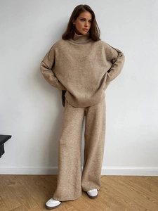 Oversize-Strickset für Damen mit Rollkragenpullover und weiter Hose in Kamelbraun