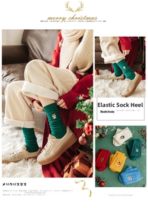 Détail de chaussettes de Noël en coton avec broderie de renne et de Père Noël festive