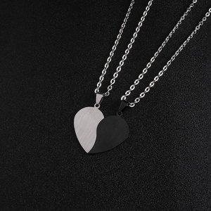 Détail de pendentifs cœur puzzle pour couples en acier argenté brossé et noir mat