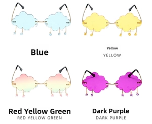 Détail de lunettes de soleil nuage sans monture avec chaînes dorées et perles