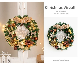 Détail de la couronne de Noël avec rennes dorés, ornements et plaque Joyeux Noël centrale